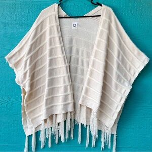 Anthropologie Akemi + Kin Miette
Chenille Cozy Kimono Fringe Trim Ecru
Free Size
